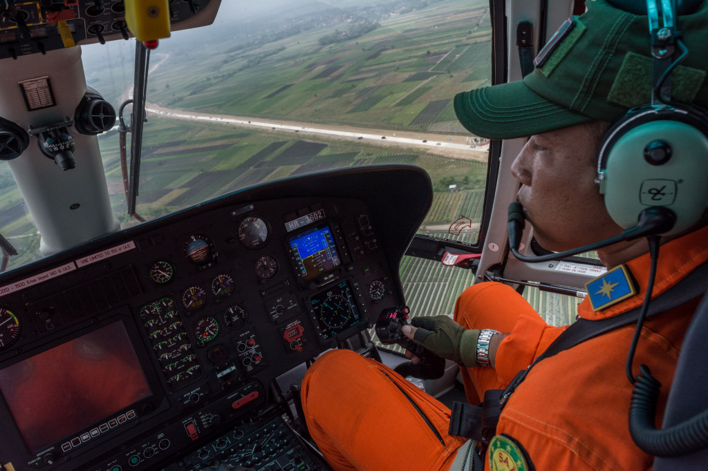 Kapten Pilot Sinaga menerbangkan helikopter Badan SAR Nasional memantau arus mudik di jalan tol darurat Brebes-Batang di Batang, Jawa Tengah, Jumat (23/6). Helikopter juga digunakan untuk evakuasi pemudik yang membutuhkan pertolongan medis cepat. ANTARA FOTO/Aji Styawan