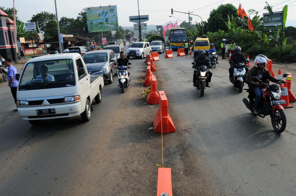 Polisi memberlakukan contra flow di exit Tol Gringsing, Batang, Jawa Tengah, Jumat (23/6/2017), untuk mengurangi kepadatan. Pada H-2 Lebaran, volume kendaraan di jalur titik pertemuan tol dan non tol Jalur Panturan tersebut meningkat. ANTARA FOTO/Harviyan Perdana Putra