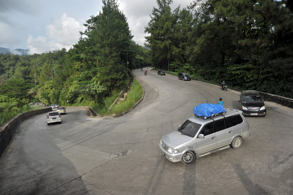 Kendaraan pemudik melintas di Jalan Raya Padang- Jambi, kelok Sitinjau Laut, Padang, Sumatera Barat, Jumat (23/6). Memasuki H-2 Lebaran, arus mudik yang melintas di Jalur Lintas Sumatera (Jalinsum) Tengah menuju Padang maupun dari Jambi, masih terpantau ramai lancar. ANTARA FOTO/Iggoy el Fitra
