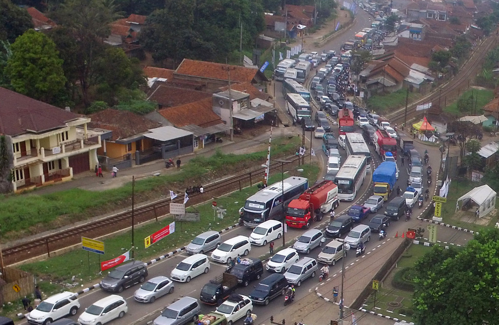 Antrean kendaraan di Jalan Raya Nagreg, Kabupaten Bandung, Jumat (23/6). Hari ini merupakan puncak arus mudik di jalur Selatan Jawa Barat mengarah ke Tasikmalaya dan Garut. ANTARA FOTO/Fahrul Jayadiputra