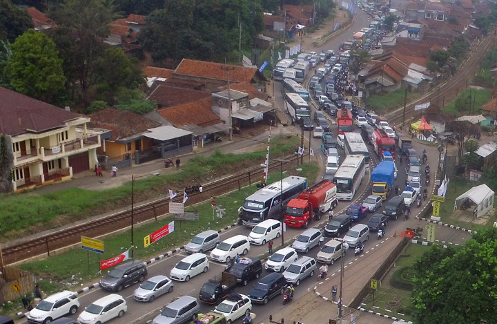 Antrean kendaraan di Jalan Raya Nagreg, Kabupaten Bandung, Jumat (23/6). Hari ini merupakan puncak arus mudik di jalur Selatan Jawa Barat mengarah ke Tasikmalaya dan Garut. ANTARA FOTO/Fahrul Jayadiputra