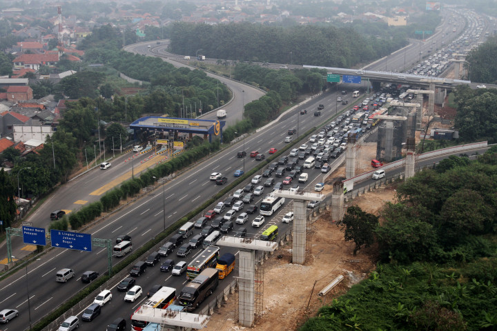 Pengendara memperlambat laju kendaraannya saat melintasi ruas Tol Jakarta-Cikampek arah Cikampek, di Bekasi, Jawa Barat, Jumat (23/6). Pada H-2 lebaran yang merupakan puncak arus mudik, tercatat sejak pagi hingga siang ada 29.868 kendaraan melintasi Gerbang Tol Cikarang Utama. ANTARA FOTO/Risky Andrianto