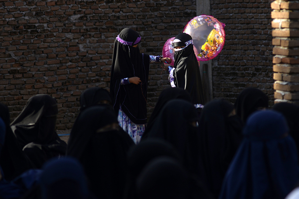 Penentuan masuknya bulan Ramadan dan bulan Syawal, jemaah An Nadzir menggunakan 3 metode, yakni hisab, rukyatul hilal dan pengamatan fenomena alam, seperti mengukur tingkat pasang tertinggi air laut yang dilakukan oleh tim dari jemaah An Nadzir berjumlah 7 orang.