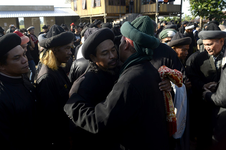 Usai salat Id, jamaah An Nadzir kemudian melanjutkan dengan bersalam-salaman.