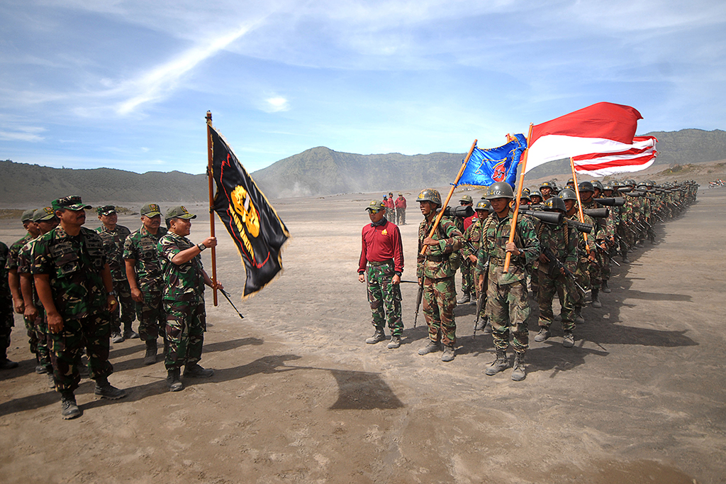 Komandan Komando Pembinaan Doktrin, Pendidikan dan Latihan TNI Angkatan Laut (Kodiklatal) Laksamana Muda TNI I.G. Putu Wijamahadi didampingi Gubernur Akademi Angkatan Laut (AAL) Laksamana Muda TNI Wuspo Lukito melepas keberangkatan Lintas Medan Latihan Praktek (Lattek) Pendidikan Komando (Dikko) Siswa Pendidikan Pertama Bintara (Dikmaba) XXXVI TA 2016, di laut pasir Gunung Bromo, Probolinggo, Jatim.