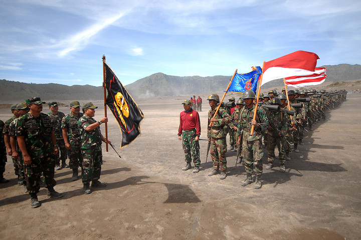 Komandan Komando Pembinaan Doktrin, Pendidikan dan Latihan TNI Angkatan Laut (Kodiklatal) Laksamana Muda TNI I.G. Putu Wijamahadi didampingi Gubernur Akademi Angkatan Laut (AAL) Laksamana Muda TNI Wuspo Lukito melepas keberangkatan Lintas Medan Latihan Praktek (Lattek) Pendidikan Komando (Dikko) Siswa Pendidikan Pertama Bintara (Dikmaba) XXXVI TA 2016, di laut pasir Gunung Bromo, Probolinggo, Jatim.