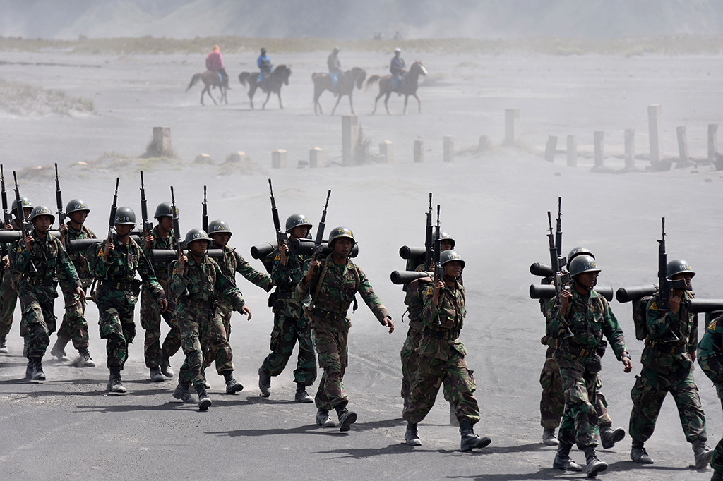 Sejumlah siswa peserta Lintas Medan Latihan Praktek (Lattek) Pendidikan Komando (Dikko) Siswa Pendidikan Pertama Bintara (Dikmaba) XXXVI TA 2016 melintasi laut pasir Gunung Bromo, Probolinggo, Jawa Timur.
