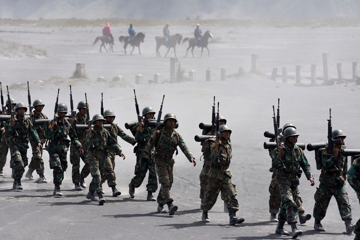 Sejumlah siswa peserta Lintas Medan Latihan Praktek (Lattek) Pendidikan Komando (Dikko) Siswa Pendidikan Pertama Bintara (Dikmaba) XXXVI TA 2016 melintasi laut pasir Gunung Bromo, Probolinggo, Jawa Timur.
