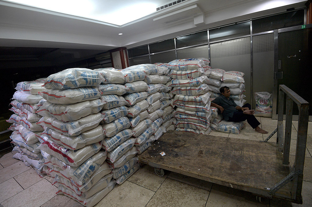 Kepala Bagian Protokol dan Humas Masjid Istiqlal mengatakan sampai pukul 14:00 WIB, zakat fitrah berbentuk uang yang diterima senilai kurang lebih Rp400 juta dan beras sebanyak 16 ribu kilogram.