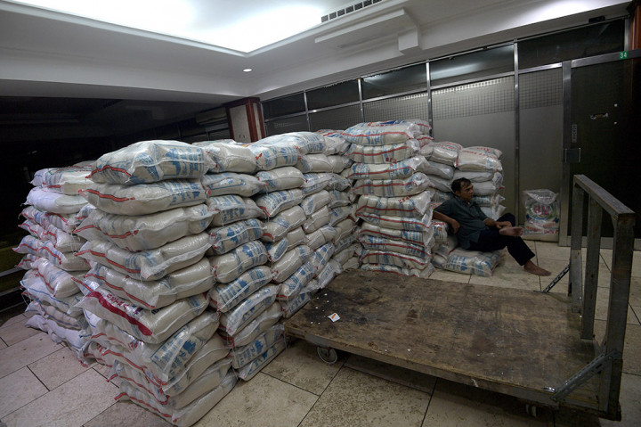 Kepala Bagian Protokol dan Humas Masjid Istiqlal mengatakan sampai pukul 14:00 WIB, zakat fitrah berbentuk uang yang diterima senilai kurang lebih Rp400 juta dan beras sebanyak 16 ribu kilogram.