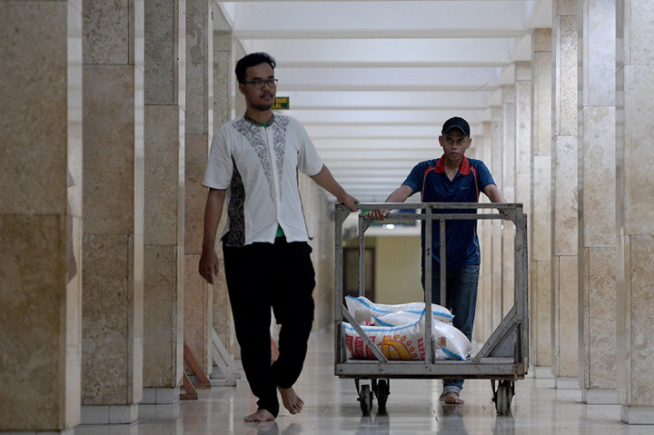 Panitia zakat fitrah Istiqlal mengatakan hampir 98 persen masyarakat memilih menunaikan zakat fitrah dalam bentuk uang tunai daripada membawa beras langsung.