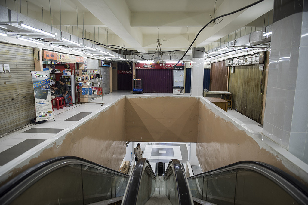 Jelang hari raya Idul Fitri 1438 H, pertokoan di kawasan  Glodok, Jakarta,mulai libur.