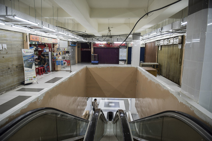 Jelang hari raya Idul Fitri 1438 H, pertokoan di kawasan  Glodok, Jakarta,mulai libur.