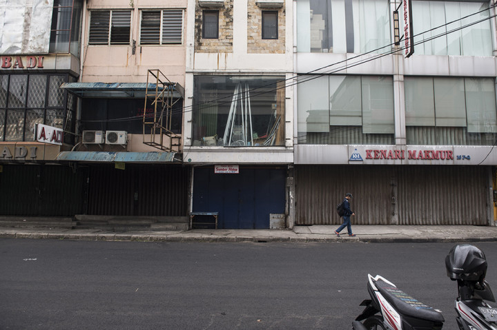 Suasana pertokoan dan Jalan Pinangsia yang sepi karena libur Hari Raya Idulfitri, di kawasan Glodok.