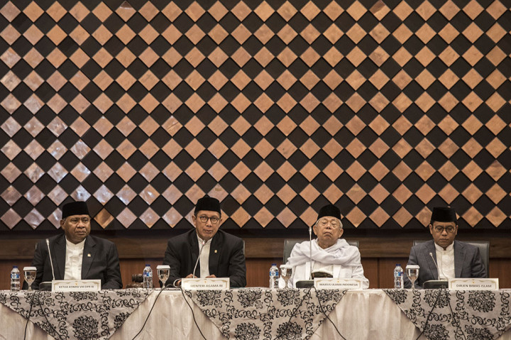 Menteri Agama Lukman Hakim Saifuddin didampingi Ketua MUI Maruf Amin, Ketua Komisi VIII DPR Ali Taher dan Plt Dirjen Bimas Islam Kamarudin Amin membuka sidang Isbat penetapan 1 Syawal 1438H di Kementerian Agama.