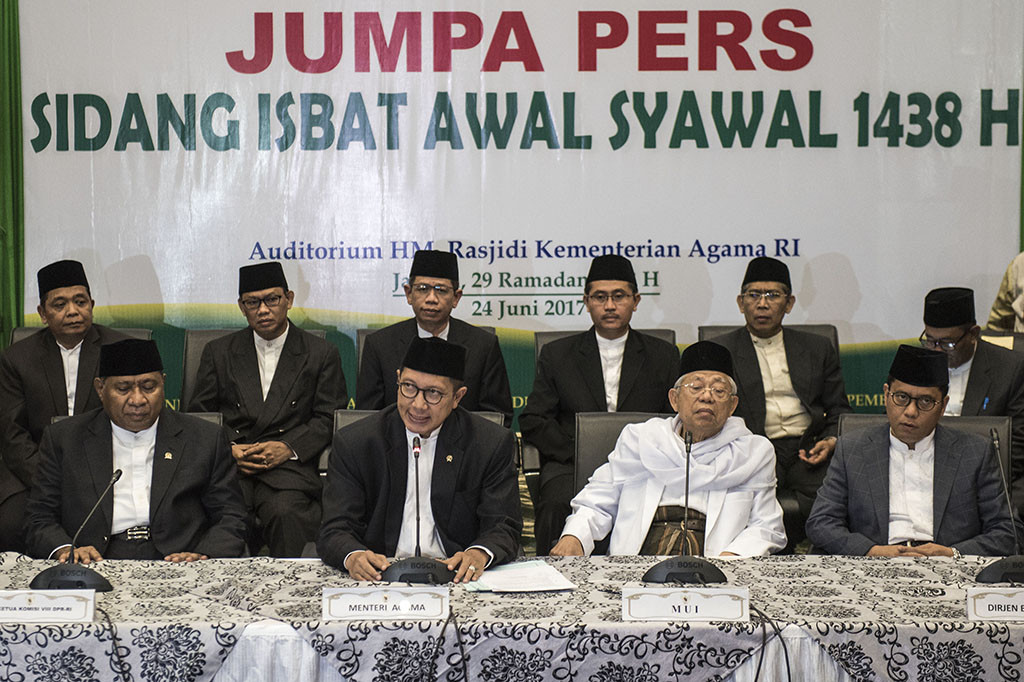 Penetapan ini berdasarkan Sidang Isbat yang dipimpin Menteri Agama Lukman Hakim Saifuddin di Kementerian Agama, Jakarta, Sabtu (24/6/2017).