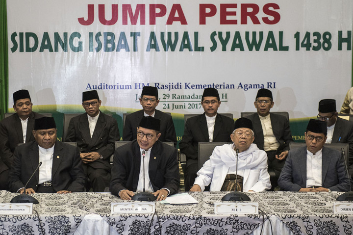 Penetapan ini berdasarkan Sidang Isbat yang dipimpin Menteri Agama Lukman Hakim Saifuddin di Kementerian Agama, Jakarta, Sabtu (24/6/2017).
