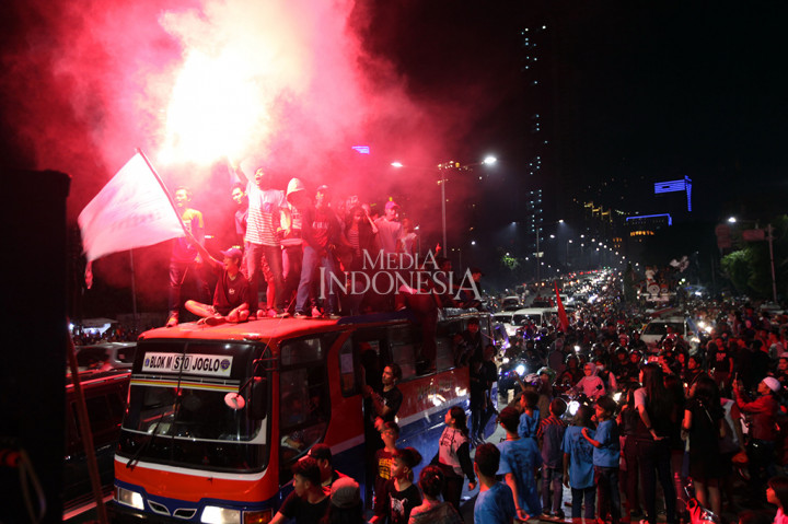 Sejumlah remaja dan anak-anak berada di atap kendaraan saat merayakan malam takbiran di kawasan Tanah Abang, Jakarta Pusat, Sabtu (24/6). MI/PANCA SYURKANI