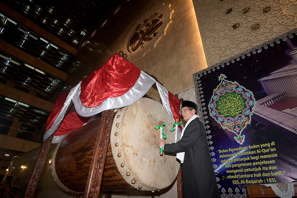 Imam Besar Masjid Istiqlal Nasaruddin Umar memukul beduk saat membuka Istiqlal Bertakbir di Masjid Istiqlal, Jakarta Pusat, Sabtu (24/6). ANTARA/Sigid Kurniawan