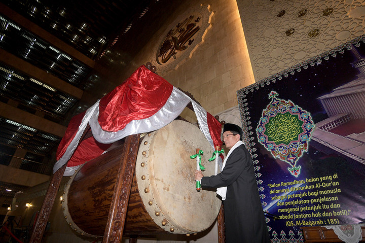 Imam Besar Masjid Istiqlal Nasaruddin Umar memukul beduk saat membuka Istiqlal Bertakbir di Masjid Istiqlal, Jakarta Pusat, Sabtu (24/6). ANTARA/Sigid Kurniawan