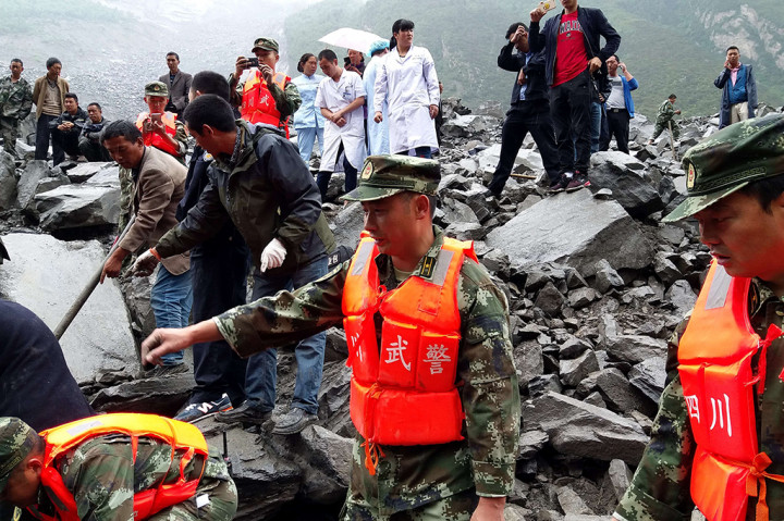 Warga desa dan tim SAR bahu-membahu mencari korban di antara timbunan tanah bercampur lumpur dan batu. Kantor berita Tiongkok, Xinhua melaporkan, sedikitnya 400 orang terlibat dan enam unit ambulans terlibat dalam operasi pencarian korban. 