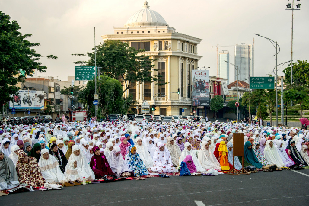 Ribuan umat Islam yang melaksaan Salat Ied di Masjid Al Akbar, Surabaya, tumpah ruah hingga ke jalan-jalan raya di sekeliling masjid termegah di Jawa Timur itu. AFP Photo/Juni Kriswanto