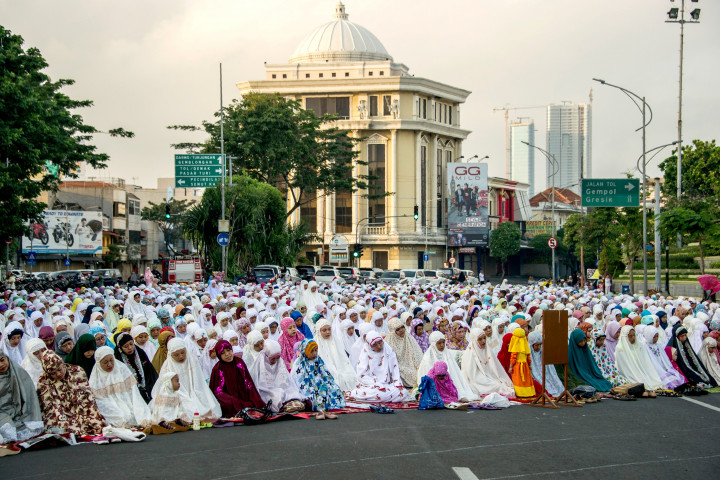 Ribuan umat Islam yang melaksaan Salat Ied di Masjid Al Akbar, Surabaya, tumpah ruah hingga ke jalan-jalan raya di sekeliling masjid termegah di Jawa Timur itu. AFP Photo/Juni Kriswanto