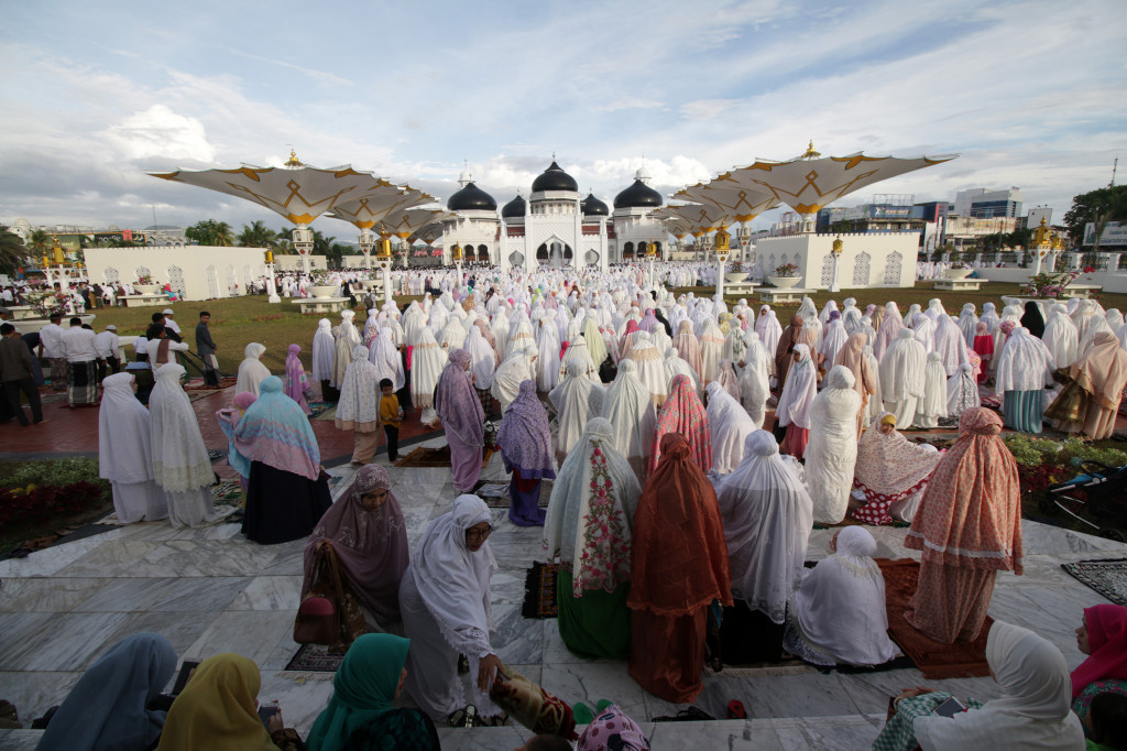 Kanopi indah yang memanyungi jamaah Salat Ied di Masjid Baiturrahman memiliki bentuk dan mekanisme sama persis dengan di Masjid Nabawi, Madinah, Arab Saudi. 
