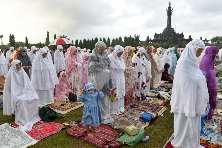 Di Denpasar, pelaksaan Salat Ied dipusatkan di Bajra Sandhi. Peserta salat berdatangan dari seluruh penjuru Bali yang mayoritas warganya memeluk agama Hindu. AFP Photo/Sonny Tumbelaka