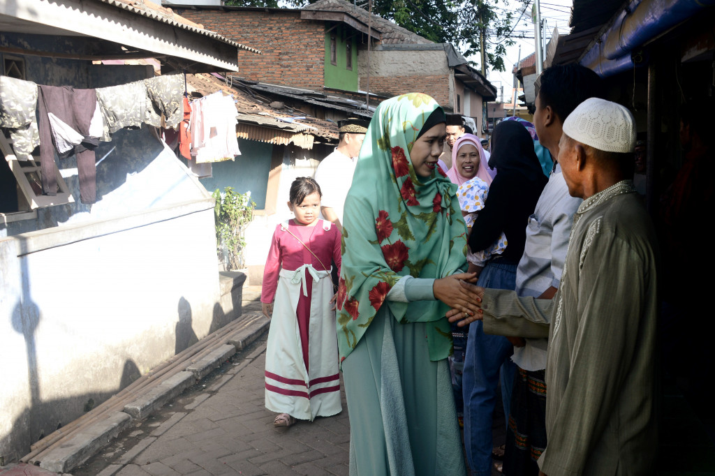 Seusai melaksanakan Salat Ied, warga langsung saling kunjung ke rumah tetangga sekitar tempat tinggalnya untuk saling minta maaf. Seperti dilakukan warga di sebuah pemukiman di Tangerang ini. 