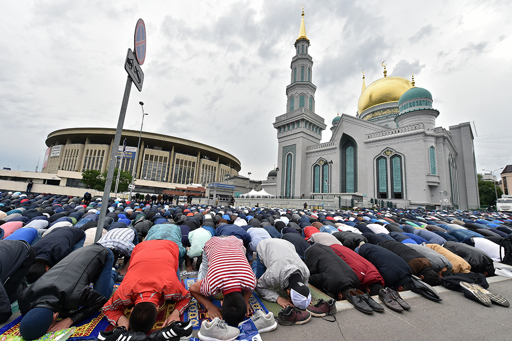 The Central Moscow Mosque (Moscow Cathedral Mosque) di Rusia merupakan masjid terbesar di Eropa. Masjid ini memiliki enam lantai dengan tinggi 79 meter yang juga tertinggi di Eropa.