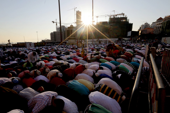 Sementara di Lebanon, umat muslim melaksanakan salat Idul Fitri di Masjid Mohammad al-Amin di pusat kota Beirut.