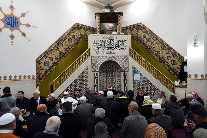 Di Australia, Sheikh Yahya Safi, Imam Masjid Lekamba memberikan khotbah setelah salat Idul Fitri di Masjid Lekambada di barat Sydney, Sabtu (25/6).