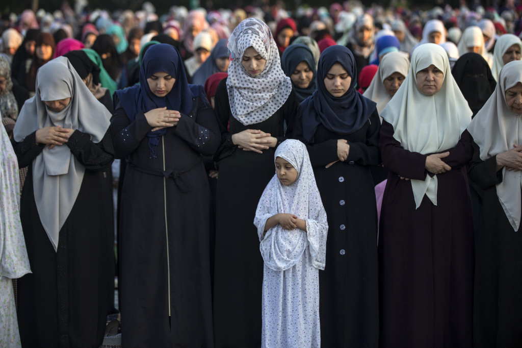 Tidak sedikit anak-anak yang 'nyempil' di antara shaf jamaah Salat Ied.