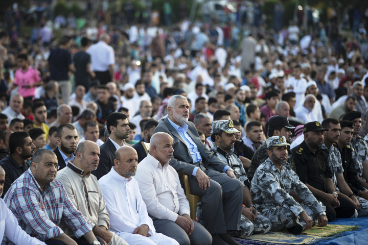 Ketua Hamas, Ismail Haniya, bergabung bersama warga menyimak khotbah yang disampaikan seusai Salat Ied. 