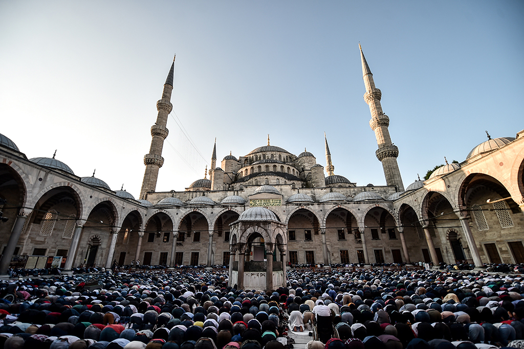 Umat muslim di Istanbul, Turki melaksanakan salat Idulfitri di Masjid Masjid Sultan Ahmed.