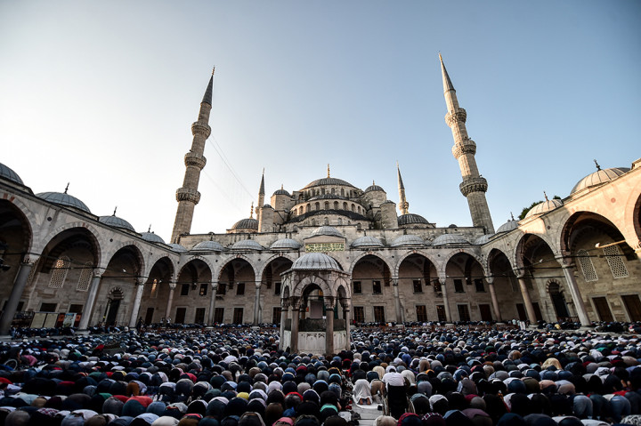 Umat muslim di Istanbul, Turki melaksanakan salat Idulfitri di Masjid Masjid Sultan Ahmed.