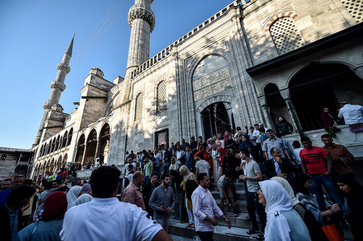 Masjid Sultan Ahmed adalah sebuah masjid di Istanbul, kota terbesar di Turki dan merupakan ibukota Kesultanan Utsmaniyah. Masjid ini dikenal  juga dengan nama Masjid Biru karena pada masa lalu interiornya berwarna biru.