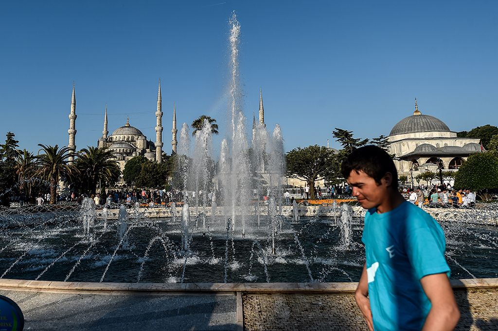 Pemandangan pertama saat memasuki kompleks masjid ini yaitu taman bunga yang dilindungi pepohonan. Di bagian interior masjid dihiasi dengan 20 ribu kramik dari Iznik, kawasan Turki. Terdapat pula empat pilar besar dari marmer yang menyerupai kaki gajah.