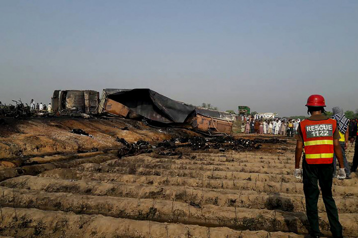 Truk dalam perjalanan dari Karachi ke Lahore itu terbalik ketika hendak berbelok pada tikungan tajam di jalan raya kota Bahawalpur sekitar 100 kilometer barat daya Multan.