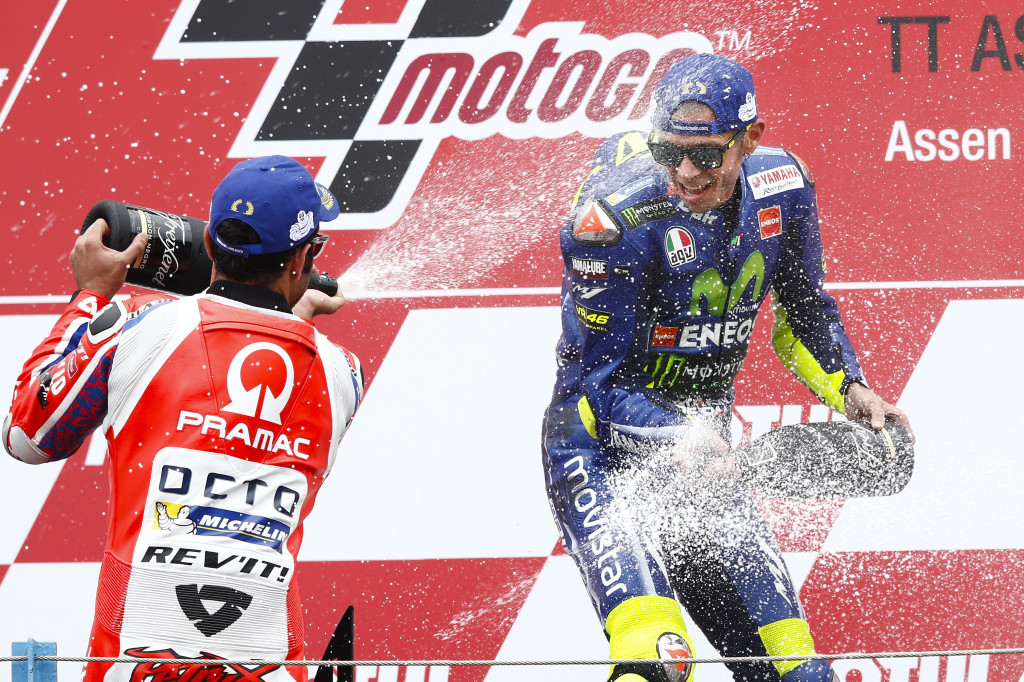 Rossi finish pertama dengan catatan waktu 41 menit 41,149 detik, unggul 0,063 detik dari Danilo Petrucci di posisi dua. Posisi tiga ditempati pembalap Repsol Honda Marc Marquez. 