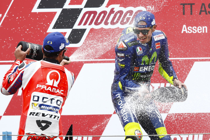 Rossi finish pertama dengan catatan waktu 41 menit 41,149 detik, unggul 0,063 detik dari Danilo Petrucci di posisi dua. Posisi tiga ditempati pembalap Repsol Honda Marc Marquez. 