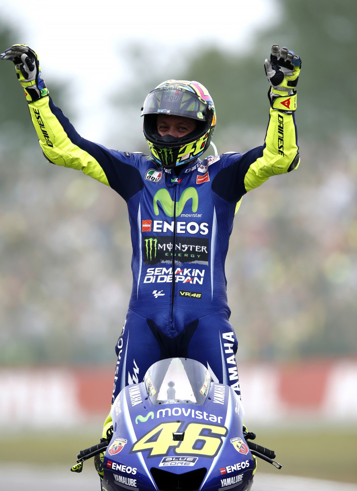 Rossi yang start dari posisi empat mampu tampil impresif sejak awal balapan. Pembalap tim MoviStar-Yamaha ini mampu mengimbangi pesaingnya yang rata-rata adalah juniornya. 