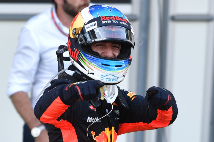 Daniel Ricciardo keluar dari kokpit mobil RedBull dengan tersenyum lebar. Dia menjadi yang tercepat dengan catatan waktu dua jam tiga menit 55,570 detik. AFP Photo/Andrej Isakovic