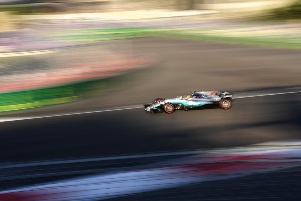 Lewis Hamilton memacu Mercedes-nya. Di salah satu tikungan Hamilton memperlambat laju mobilnya sehingga ditabrak Vettel dari belakang. Vettel yang marah membalasnya dengan menyenggol mobil Hamilton dari samping.  AFP Photo/Andrej Isakovic
