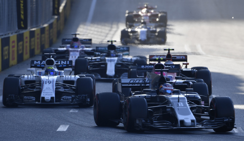Pembalap tim Haas F1 Rosmain Grojean (kanan) bersaing ketat dengan Felipe Massa dari William. Grosjean berhasil finish di urutan 13, sedangkan Massa gagal menyelesaikan balapan hingga tuntas.