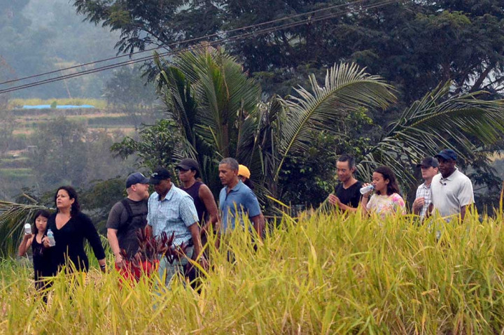 Dalam kunjungannya ke salah satu warisan budaya dunia tersebut Obama didampingi oleh istri Michelle Obama dan dua putrinya, serta dengan pengawalan ketat.
