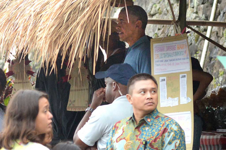 Tidak lupa Obama juga membeli oleh-oleh khas desa wisata Jatiluwih berupa teh beras merah.