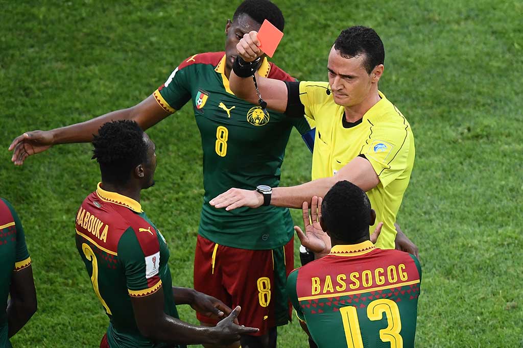 Kamerun yang mengejar ketertinggalan justru harus bermain dengan 10 orang sejak menit ke-63 setelah Ernest Mabouka dikartu merah wasit.