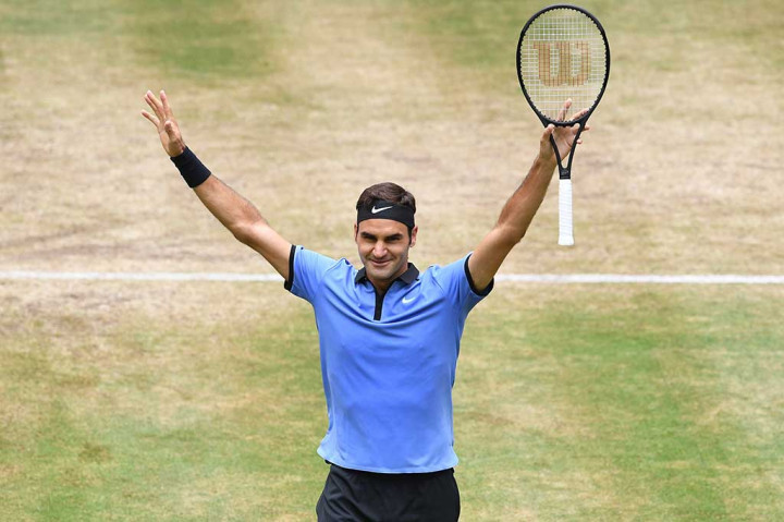 Petenis Swiss Roger Federer melakukan selebrasi usai mengalahkan petenis Jerman Alexander Zverev di final Halle Terbuka di Halle, Jerman, Minggu (25/6/2017).